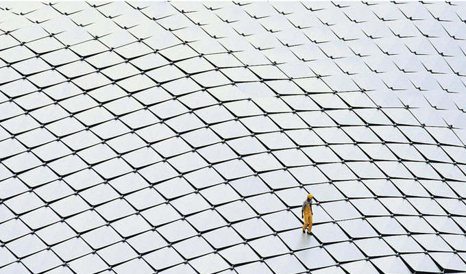 la deuxième place est pour la  photo prise par Glenn Surtees, celle d’un travailleur qui inspecte le toit d’un théâtre à Singapour.