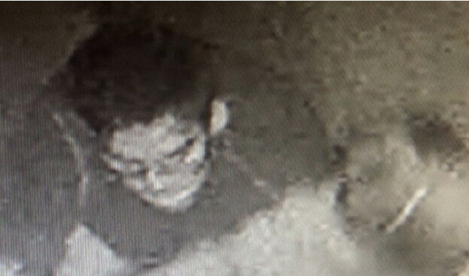une capture d'écran de la vidéo de surveillance, du suspect en plein crime