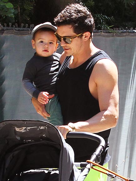 Orlando Bloom avec son fils de 18 mois profitant du soleil 