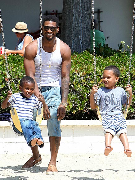 Usher avec son fils entrain de jouer